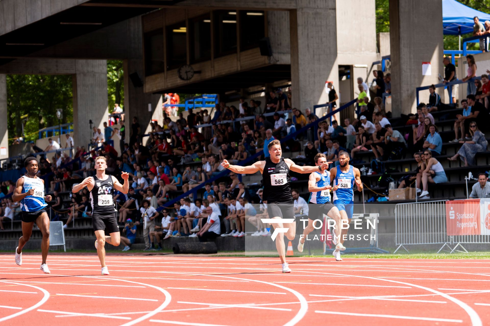 Sike Azu-Irondi (LC Zuerich), Robin Ganter (MTG Mannheim), Julian Wagner (LC Top Team Thueringen), Jonas Huegen (LAC Quelle Fuerth), Kevin Ugo (TV Wattenscheid 01) ueber 100m am 04.06.2022 waehrend der Sparkassen Gala in Regensburg